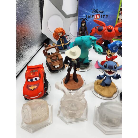Disney Infinity 2.0 Pixar Characters Portal Pad Discs Book Games Case XBOX 360 - Picture 2 of 13